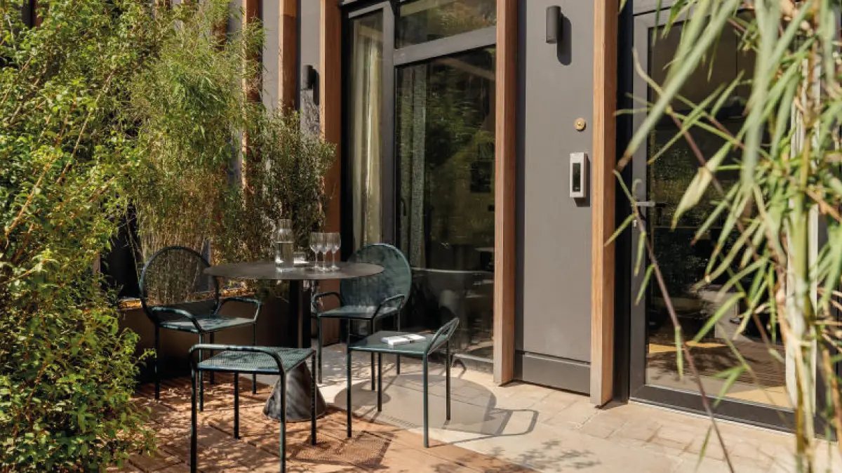 Une-terrasse-de-l’appart-hôtel-My-Maison-in-Paris,-rue-de-Grenelle,-dans-le-7ᵉ-arrondissement-de-Paris.-YOHANN-FONTAINE Une-terrasse-de-l’appart-hôtel-My-Maison-in-Paris,-rue-de-Grenelle,-dans-le-7ᵉ-arrondissement-de-Paris.-YOHANN-FONTAINE