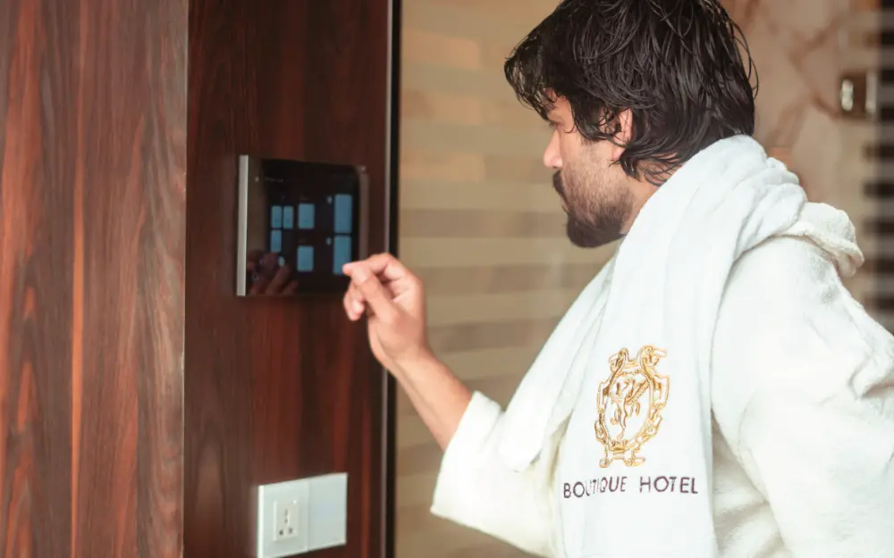 Hôtel autonome : faut-il vraiment supprimer l’humain pour gagner en rentabilité ?